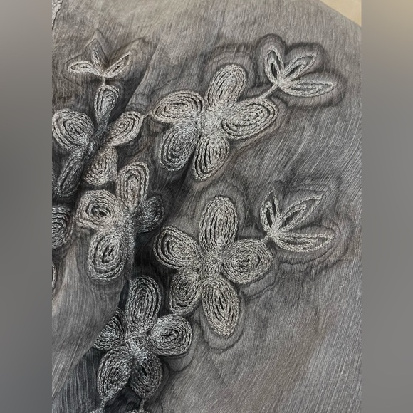 Elie Tahari sheer grey top with embroidered flowers size L - Picture 3 of 9